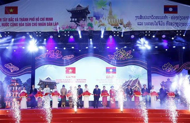 2023年越南西北地区与胡志明市文化旅游周在老挝琅勃拉邦省开幕