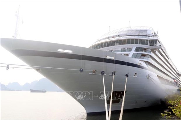 广宁省下龙市迎接两艘国际游轮