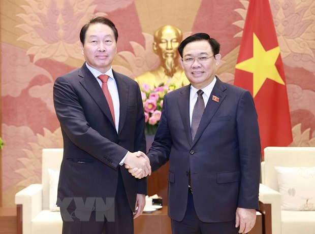 越南国会主席王廷惠会见韩国SK集团会长崔泰源