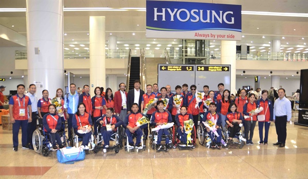 第四届亚残运会：越南残疾人体育代表团回到河内
