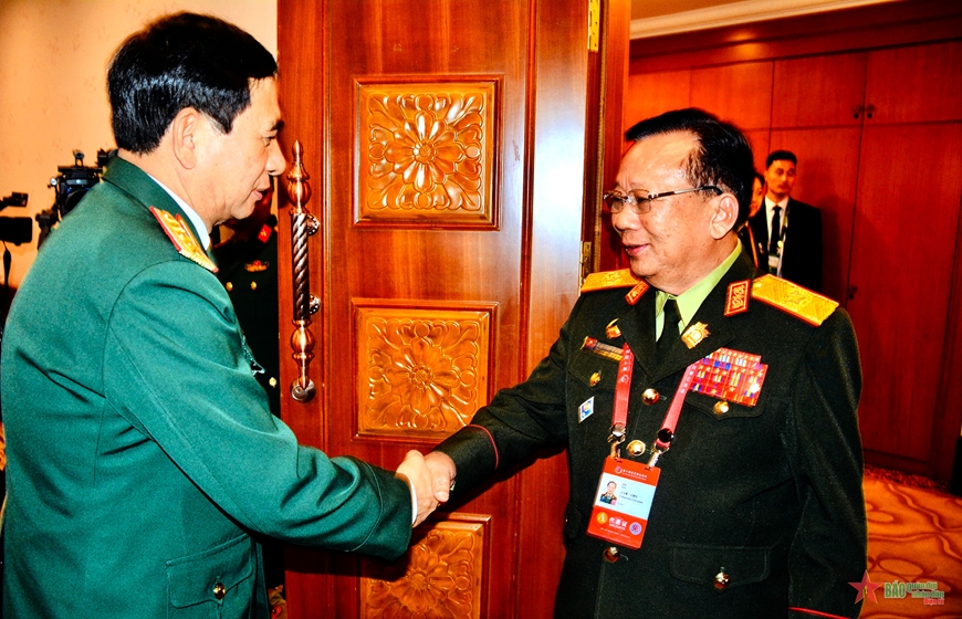 越南防长潘文江大将与老、柬防长和东盟秘书长举行会晤
