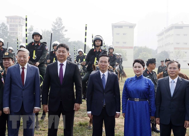越南国家主席武文赏与蒙古国总统呼日勒苏赫走访机动警察司令部