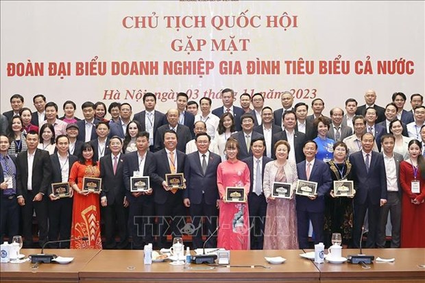 越南国会主席王廷惠与典型家族企业举行见面会