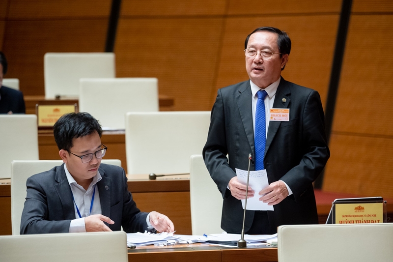 越南政府总理范明正今日接受专题询问