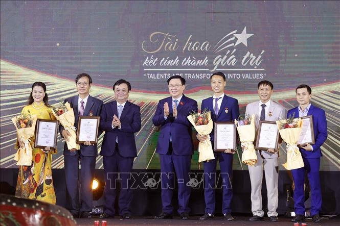 越南国会主席王廷惠出席2023年越南手工艺村保护与发展节开幕式