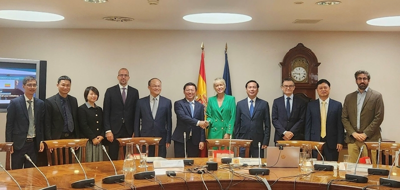 越共中央宣教部代表团对西班牙进行工作访问
