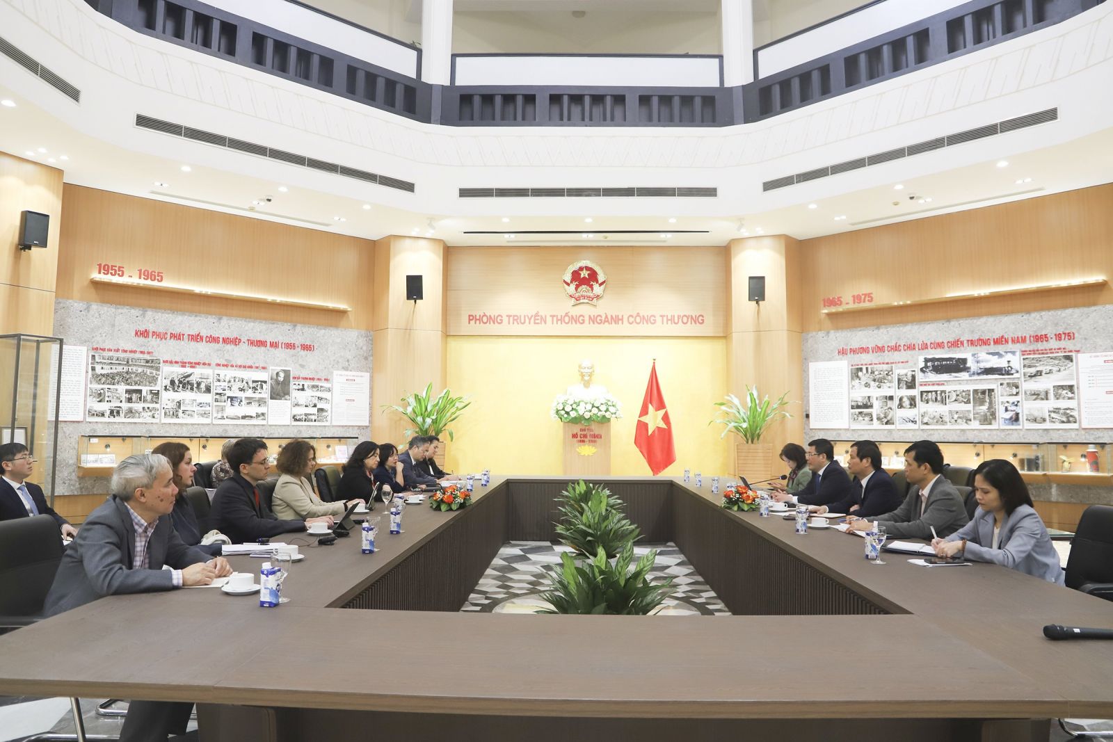 越南工贸部部长会见世行东亚与太平洋地区副行长
