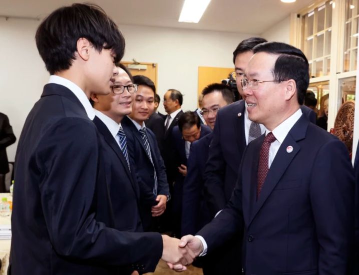 越南国家主席武文赏探访越南驻日本大使馆并会见历代旅日越南人代表
