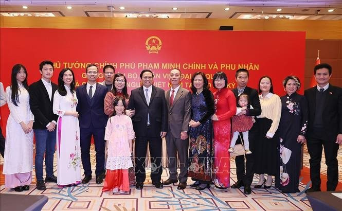 越南政府总理范明正会见越南驻土耳其大使馆工作人员和旅土越南人社群代表