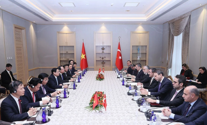 越南政府总理范明正与土耳其副总统耶尔马兹举行会谈