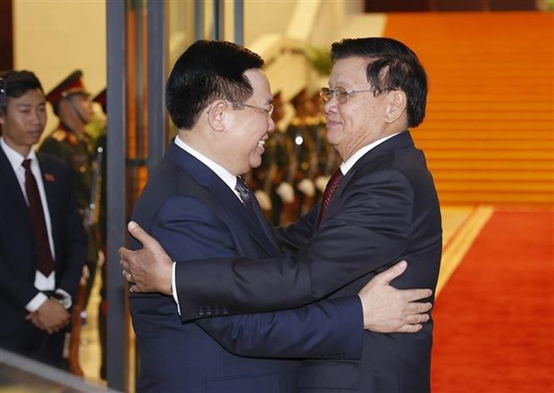 越南国会主席王廷惠会见老挝人民革命党中央总书记、国家主席通伦