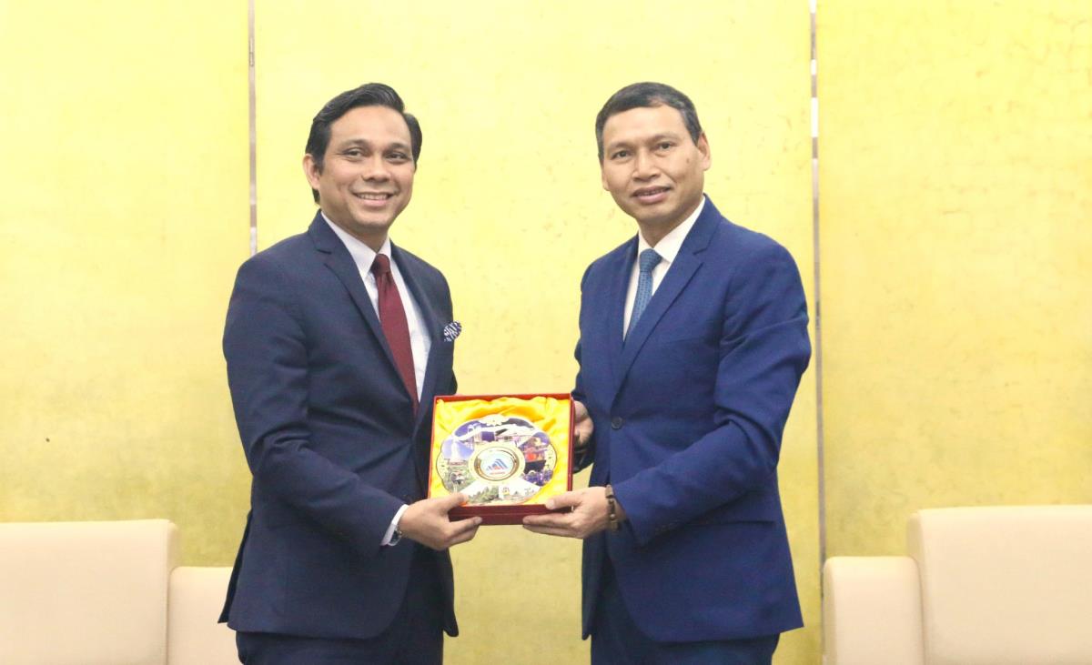 岘港市建议促进与马来西亚的旅游和服务领域合作