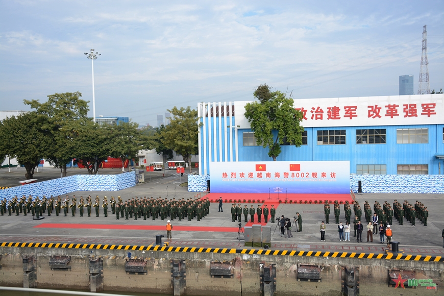 越南海军CSB 8002号舰开始对中国进行访问