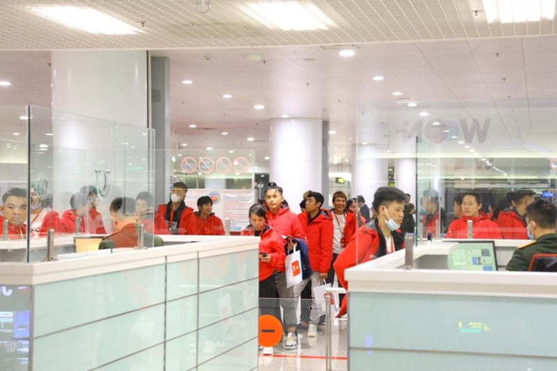 338名被困缅甸战区的越南公民安全回国