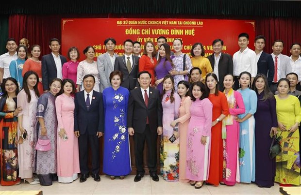 越南国会主席王廷惠会见旅居老挝越南人代表