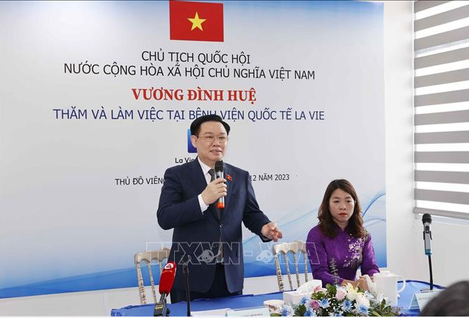 越南国会主席王廷惠造访老挝La Vie国际医院