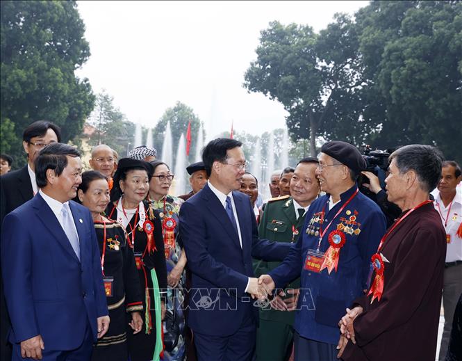 国家主席武文赏会见少数民族威望人士代表团