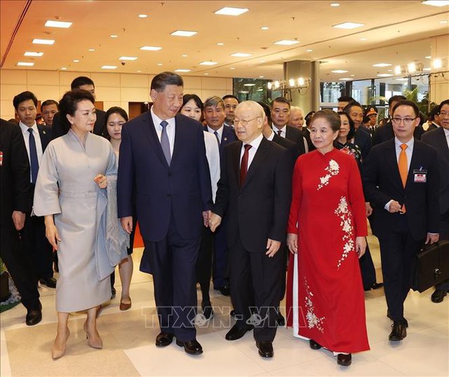 越中两国总书记共同会见越中友好人士和青年代表