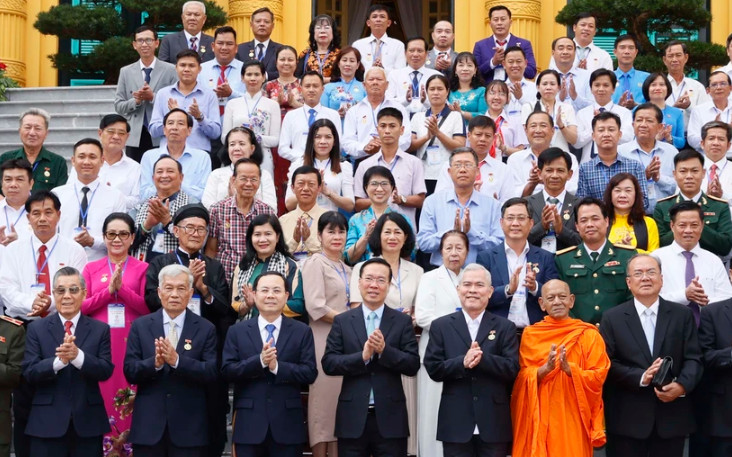 越南国家主席武文赏会见芹苴市先进模范代表