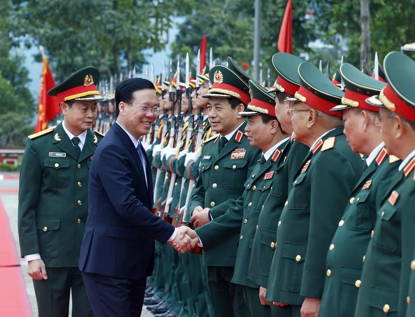 越南国家主席武文赏视察越南国防部第二总局K3旅战备情况