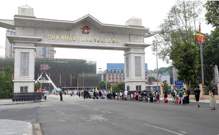 单日通过老街国际口岸出入境游客约达6000人次