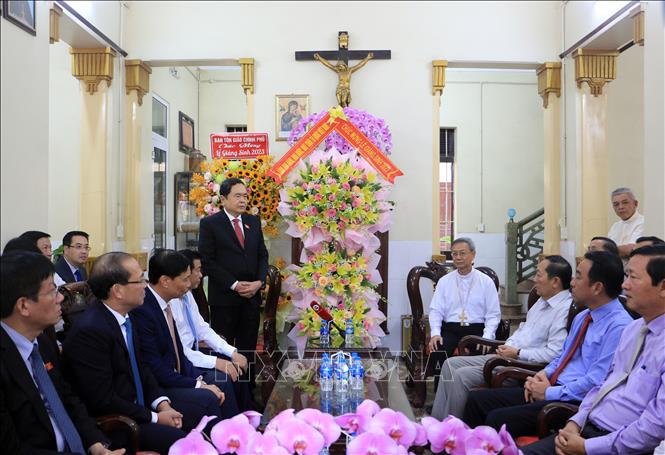 越南国会常务副主席陈青敏走访永隆市并祝贺圣诞佳节