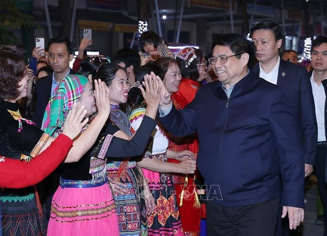 政府总理范明正同高平省人民共同喜迎2024新年的到来