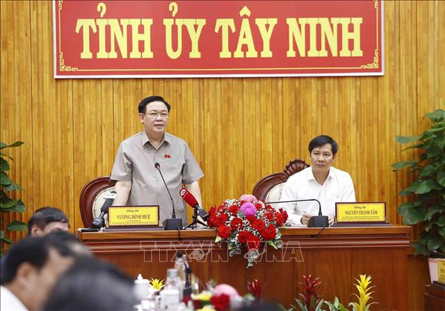 国会主席王廷惠与西宁省委常务委员会领导举行工作会谈