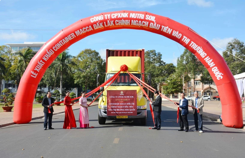 得乐省向韩国出口首批坚果集装箱