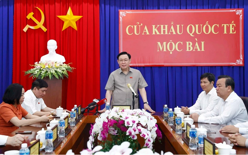 越南国会主席王廷惠在木排国际口岸开展工作调研