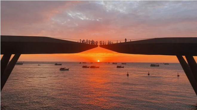 国际媒体盛赞越南富国岛吻桥之美