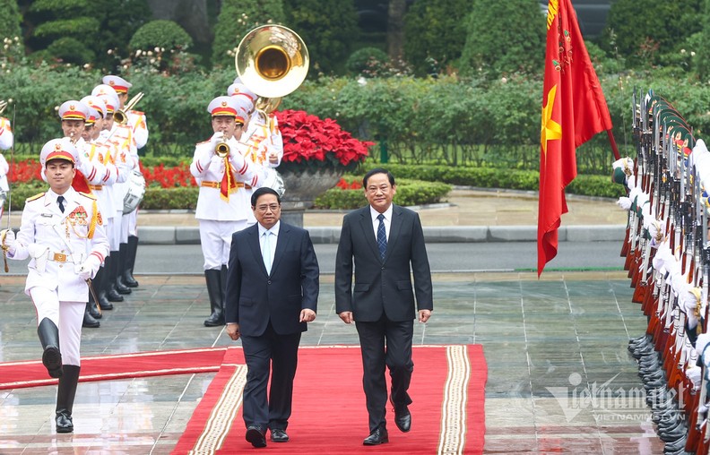 越南政府总理范明正主持仪式 欢迎老挝总理宋赛·西潘敦访越