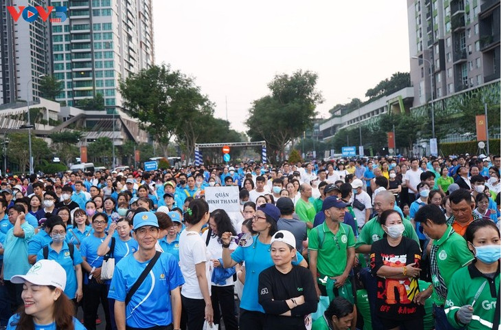 近万人步行为关爱贫困劳动者基金筹款