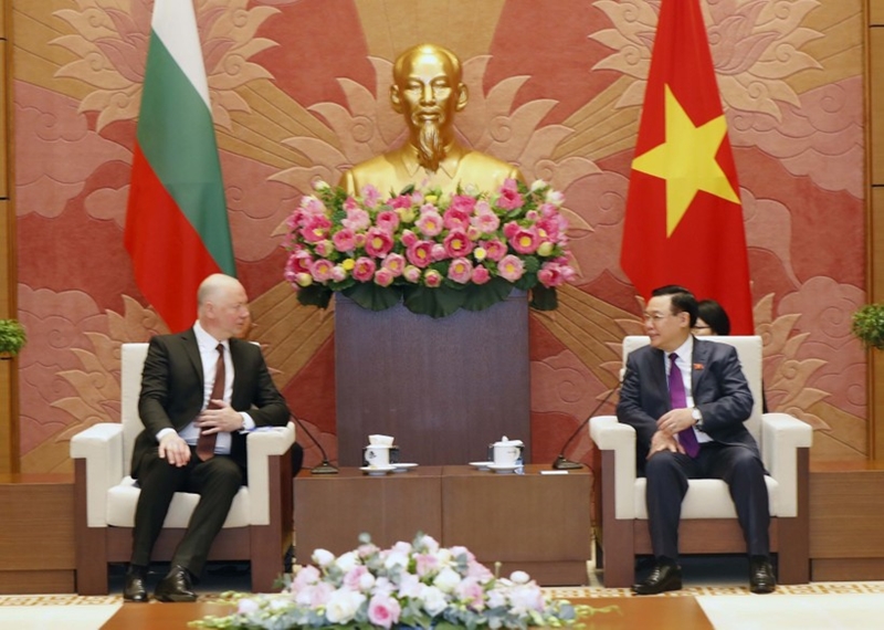 保加利亚国民议会议长耶利亚兹科夫圆满结束对越南的正式访问