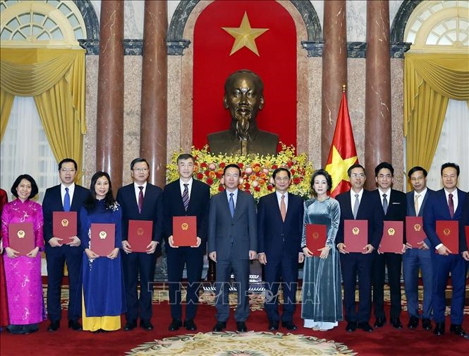 越南国家主席武文赏向越南新任驻外大使颁发任命书