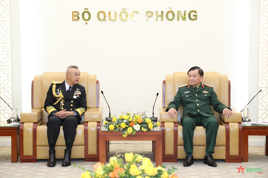 越南国防部副部长黄春战上将会见泰国皇家海军司令