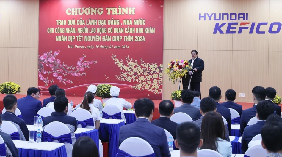 范明正总理为海阳省困难工人和贫困户送去慰问品