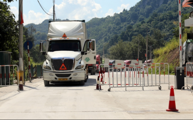 今年年初各边境口岸货物进出口活动熙熙攘攘