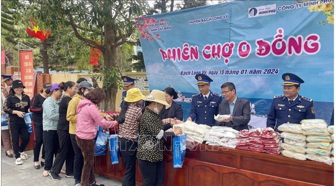 海防市白龙尾岛县提前举行迎新春活动