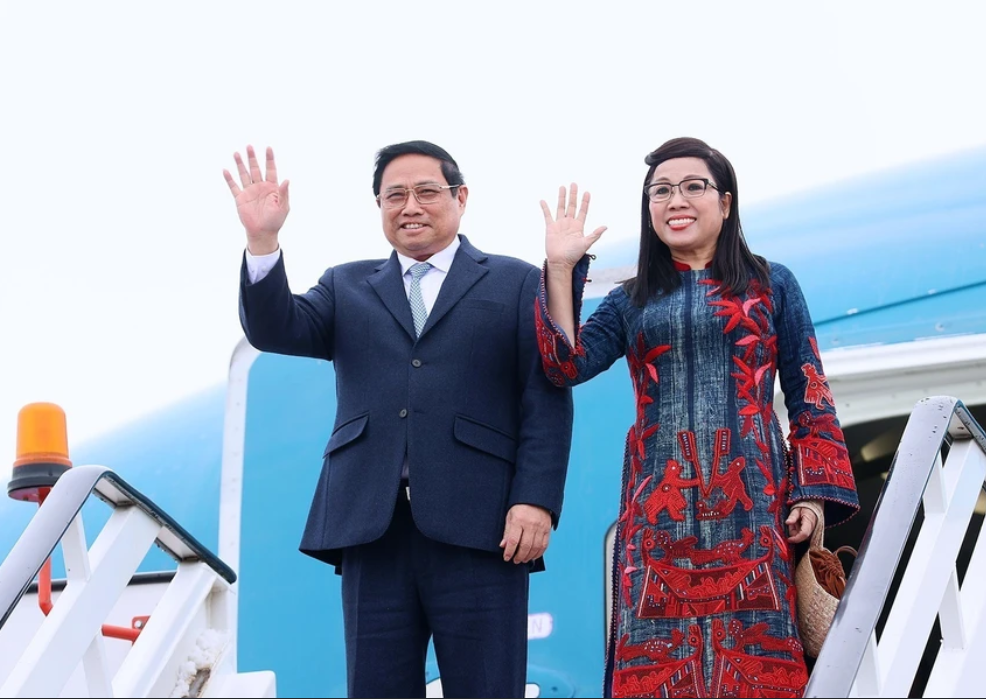 越南政府总理范明正抵达首都布加勒斯特 开始对罗马尼亚进行正式访问