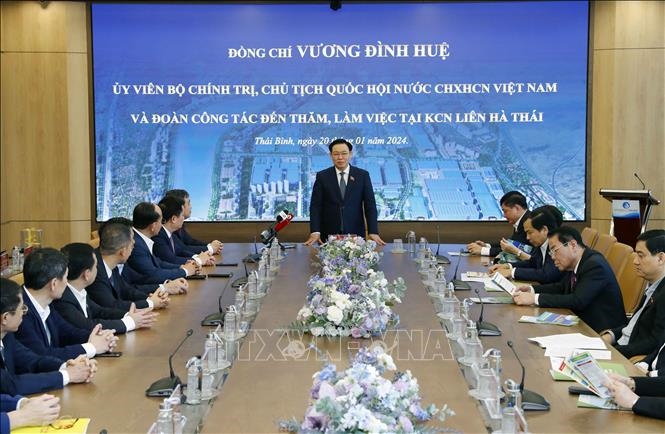 越南国会主席看望慰问太平省贫困工人和优抚家庭