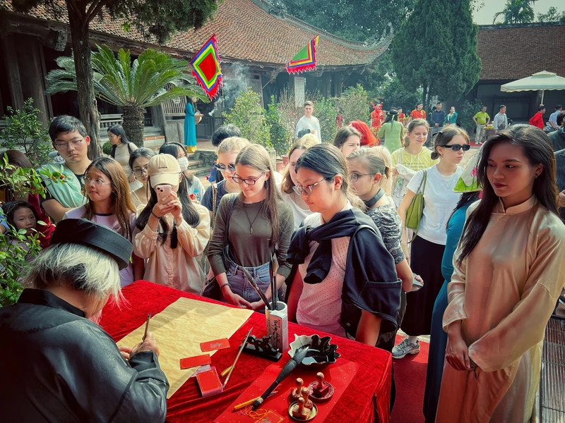 国际友人兴奋体验“越南传统春节”文化空间（组图）