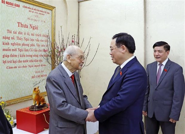 越南国会主席王廷惠走访慰问国会已故领导家属