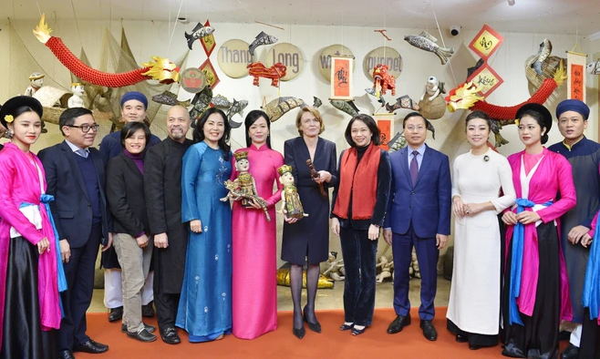 越南国家主席夫人和德国总统夫人一起观看水上木游戏