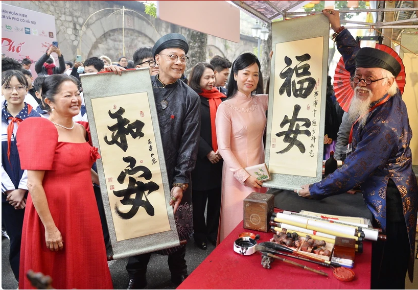 菲律宾总统夫人与越南国家主席夫人逛河内古街了解越南春节传统文化