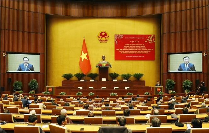 越南国会主席王廷惠会见原国会领导人