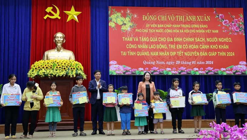 国家副主席武氏映春在广南省开展春节走访慰问活动