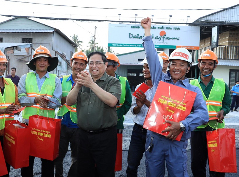 范明正总理看望慰问芹苴市春节期间坚守岗位一线职工