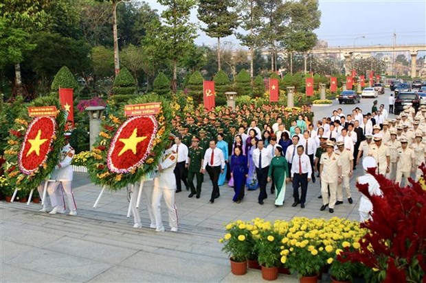 胡志明市领导在春节来临之际上香缅怀英烈