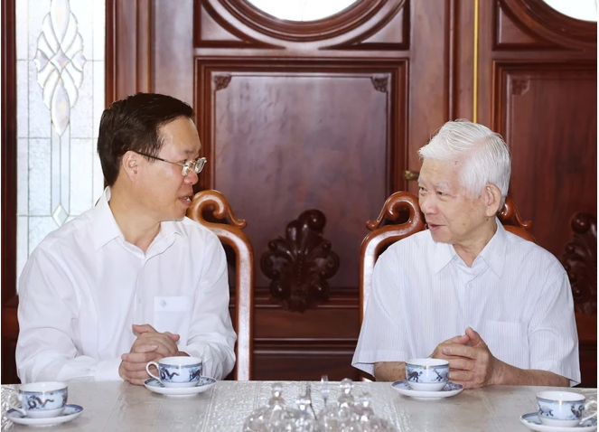 越南国家主席武文赏继续进香缅怀已故党和国家领导人并向原党和国家领导人拜早年